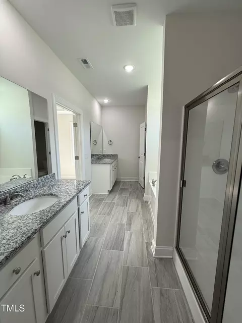 Bath - 290 Busterfield Ct, Benson, NC 27504 photo 2 of 6
