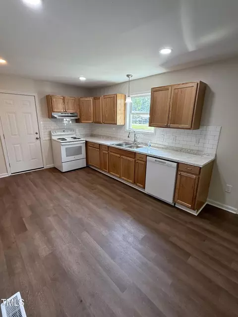 203 Hope St, Erwin, NC 28339 photo 4