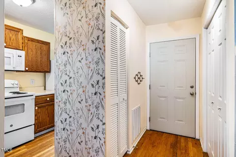 Entry Way - 7 Georgetown Ct, Durham, NC 27705 photo 2 of 5