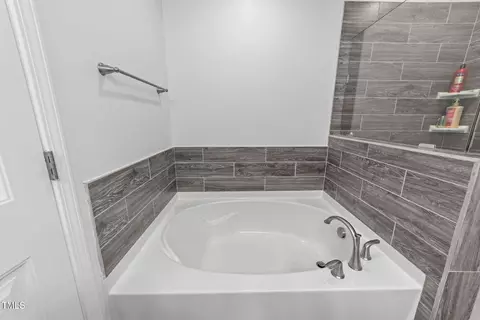 Bath - 3801 Windsnap Dr, Wake Forest, NC 27587 photo 3 of 5