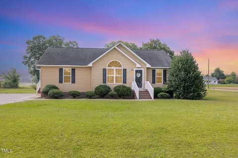 16 Emily Ct, Newton Grove, NC 28366