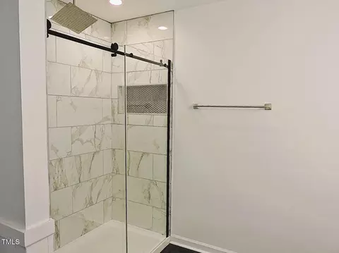 Bath - 1620 Riddle Rd, Durham, NC 27713 photo 6 of 6