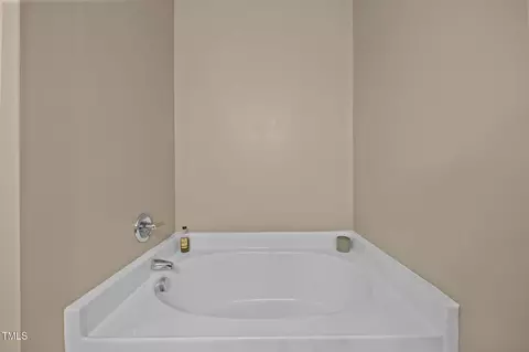 Bath - 904 Willow Leaf Ct, Dunn, NC 28334 photo 2 of 2