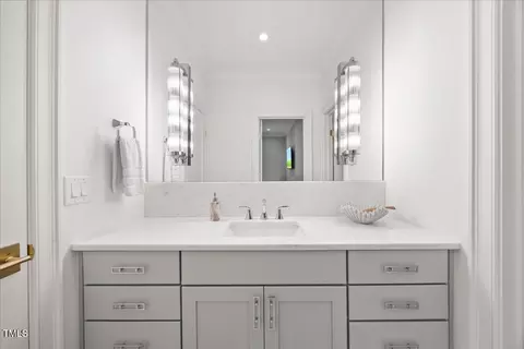 Bath - 2120 Kipawa St, Raleigh, NC 27607 photo 8 of 9