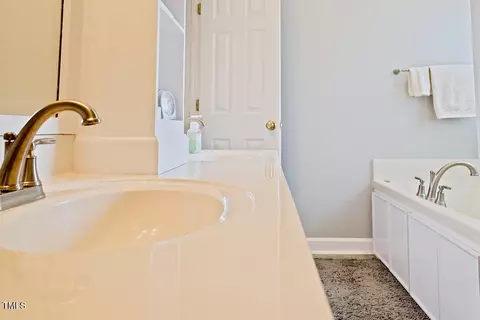 Bath - 230 Wendy Pl, Benson, NC 27504 photo 2 of 4