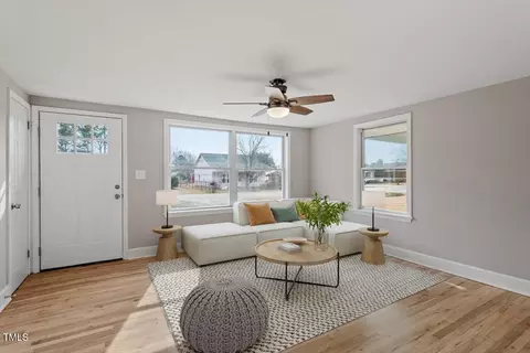 Living - 322 Pace St, Smithfield, NC 27577 photo 1 of 6