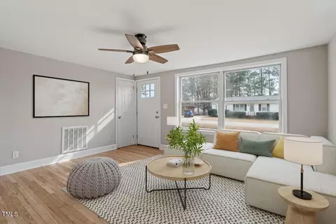Living - 322 Pace St, Smithfield, NC 27577 photo 2 of 6