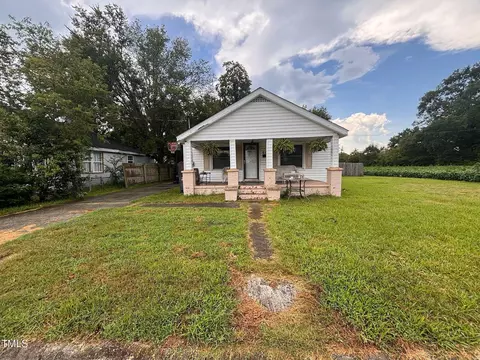 609 W Preston St, Selma, NC 27576