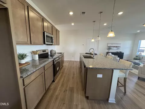 172 Courtside Dr, Dunn, NC 28334 photo 5