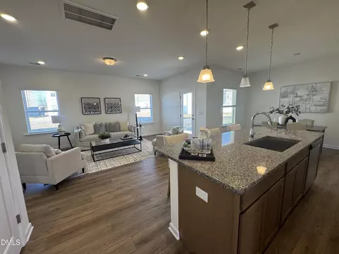 172 Courtside Dr, Dunn, NC 28334 photo 4