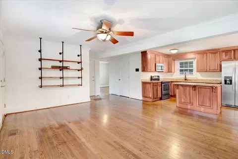 Living - 407 E Woodall St, Smithfield, NC 27577 photo 2 of 4
