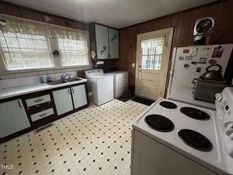 Kitchen - 1558 Beulahtown Rd, Kenly, NC 27542 photo 2 of 4