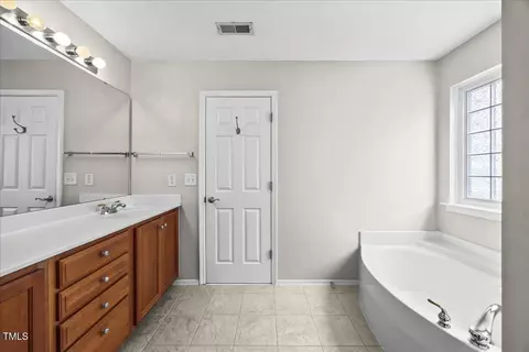 Bath - 8404 Split Stone Ln, Raleigh, NC 27613 photo 3 of 3