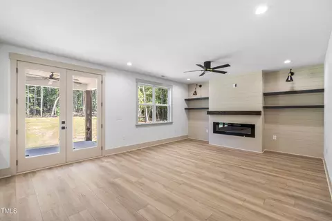 Living - 312 Russ Rd, Smithfield, NC 27577 photo 3 of 4