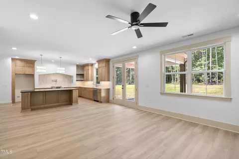 Living - 312 Russ Rd, Smithfield, NC 27577 photo 2 of 4