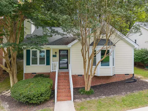 117 Rock Pointe Ln, Cary, NC 27513