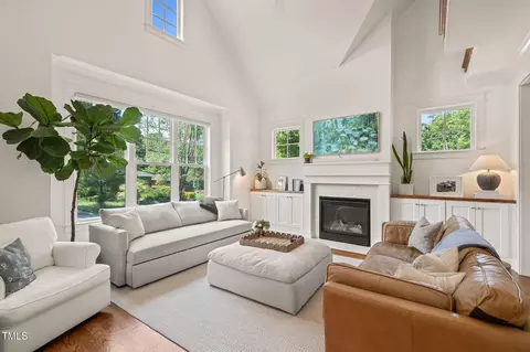 Living - 506 Everett Pl, Durham, NC 27701 photo 2 of 4