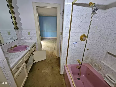 Bath - 1602 Wellons Ave, Dunn, NC 28334 photo 8 of 19