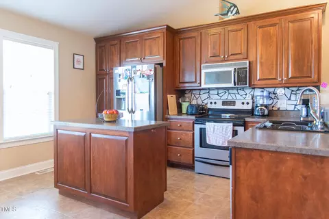 Kitchen - 81 Beasley Estates Dr, Benson, NC 27504 photo 5 of 8