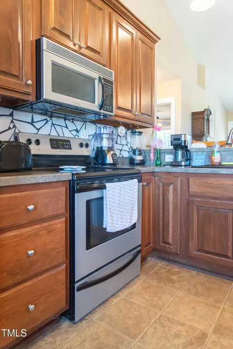 Kitchen - 81 Beasley Estates Dr, Benson, NC 27504 photo 6 of 8