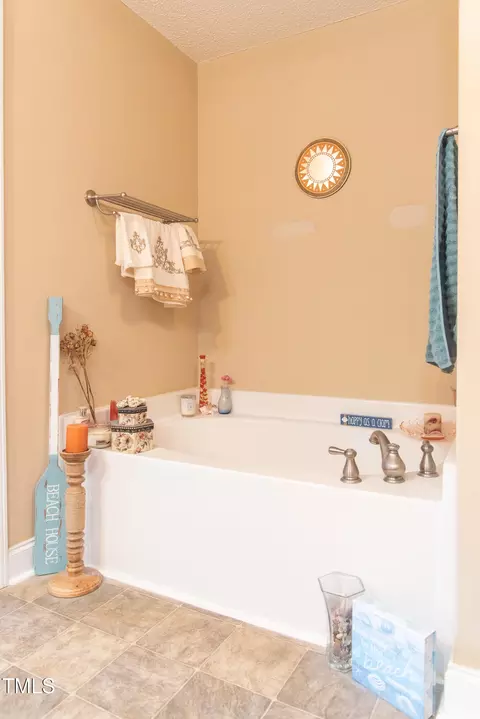 Bath - 81 Beasley Estates Dr, Benson, NC 27504 photo 2 of 4