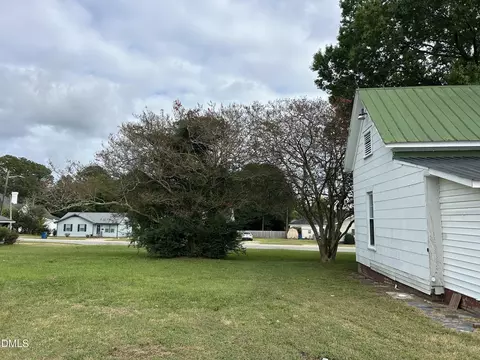 Exterior - 209 E Harnett St, Dunn, NC 28334 photo 3 of 5