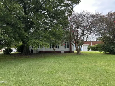 Exterior - 209 E Harnett St, Dunn, NC 28334 photo 2 of 5