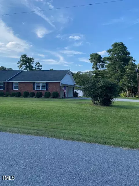 20 Pine St W, Lillington, NC 27546