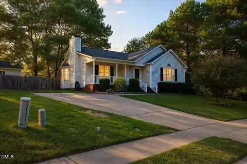 1008 S Fieldhaven Dr, Fuquay Varina, NC 27526