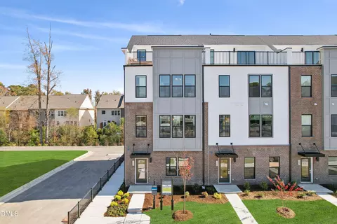 2718 Kempthorne Rd, Cary, NC 27519