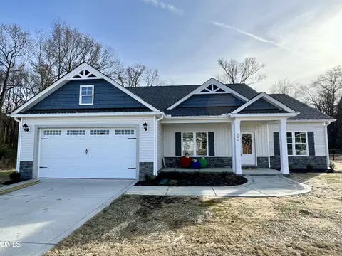 302 Creeks Edge Dr, Pikeville, NC 27863