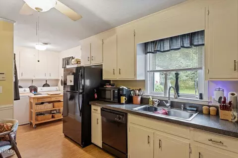 Kitchen - 613 Devon Pl, Zebulon, NC 27597 photo 4 of 4