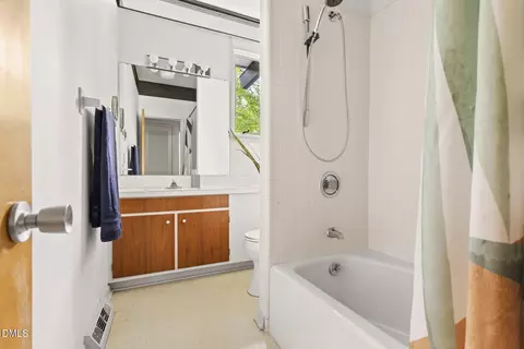 Bath - 2438 Alpine Rd, Durham, NC 27707 photo 4 of 5