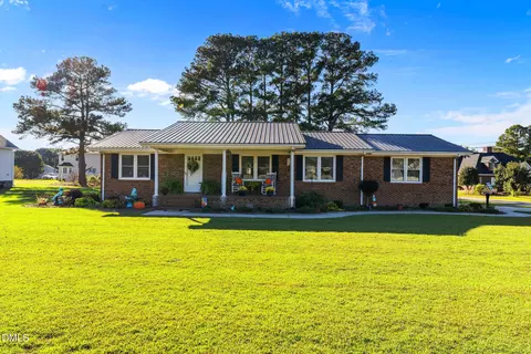 631 E Sanders St, Four Oaks, NC 27524
