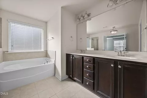 Bath - 2464 Everstone Rd, Wake Forest, NC 27587 photo 2 of 4