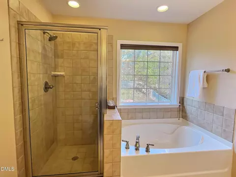 Bath - 610 Ashburn Ln, Durham, NC 27703 photo 4 of 5