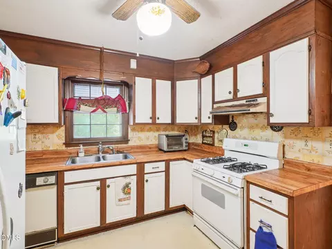 Kitchen - 402 Birch St, Smithfield, NC 27577 photo 3 of 3