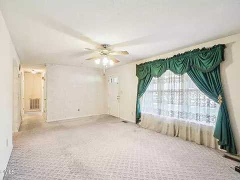 Living - 402 Birch St, Smithfield, NC 27577 photo 2 of 7