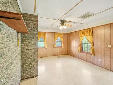 Living - 402 Birch St, Smithfield, NC 27577 photo 5 of 7