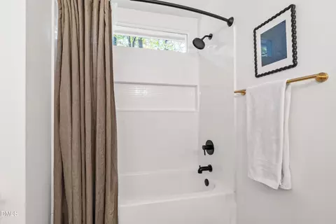 Bath - 2 Casabelle Ct, Durham, NC 27713 photo 2 of 4