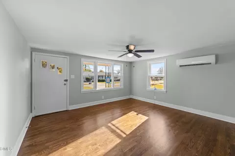 Living - 320 Pace St, Smithfield, NC 27577 photo 1 of 3