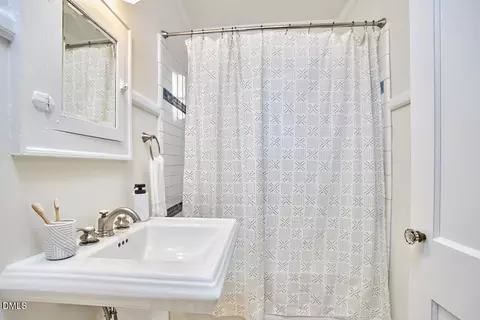 Bath - 1004 Arnette Ave, Durham, NC 27707 photo 4 of 4