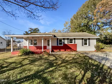 5142 Meadowbrook Dr, Fayetteville, NC 28304
