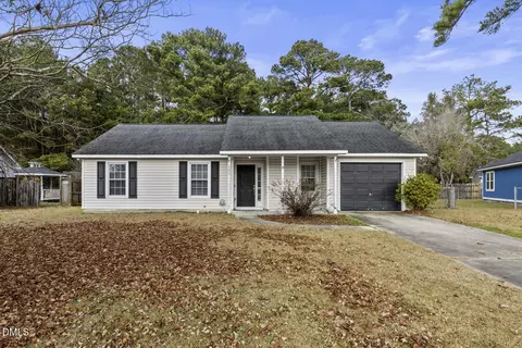 121 Hunting Green Dr, Jacksonville, NC 28546