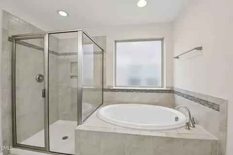 Bath - 1024 Laredo Ln, Durham, NC 27703 photo 2 of 3