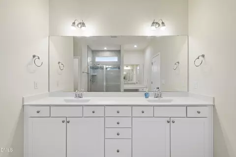 Bath - 905 Lippincott Rd, Durham, NC 27703 photo 3 of 4