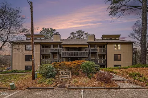 3035 Huntleigh Dr, Raleigh, NC 27604