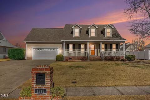 1212 Thistle Gold Dr, Hope Mills, NC 28348