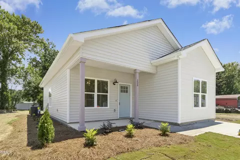 208 N Sellers St, Selma, NC 27576