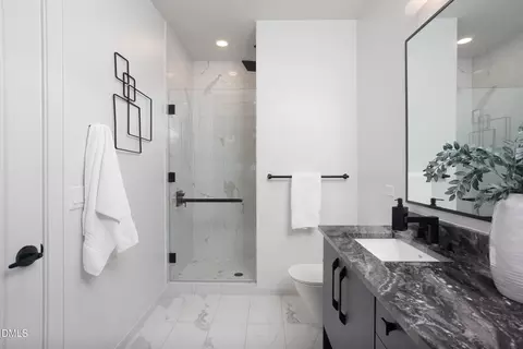 Bath - 115 Morris St #2007, Durham, NC 27701 photo 2 of 4